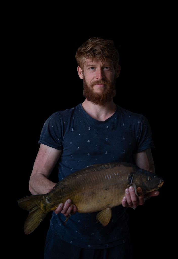 Roland Ciolan, inginer piscicol și acvacultură, ținând un crap oglindă. Cu o pasiune de o viață pentru pescuit și creșterea peștilor, Roland a transformat această pasiune într-o carieră de succes în cadrul Genesis FishFarm Consulting, unde oferă consultanță de top pentru optimizarea și managementul bălților și fermelor piscicole.